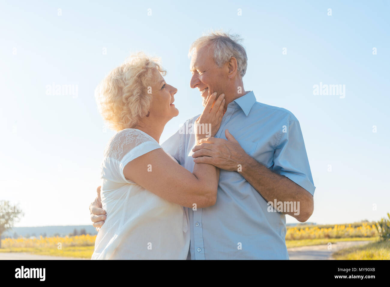 Romantische ältere Paare genießen Gesundheit und Natur an einem sonnigen Tag Stockfoto