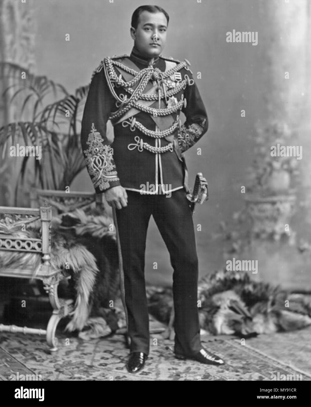 . Englisch: Shri Sir Nripendra Narayan, Maharadscha von Cooch Behar (1862-1911); hier in den abgebauten überprüfen, um die Uniform eines britischen Offiziers der 6 (Prince of Wales's) Bengal Kavallerie gesehen. 1902. Fotos von der Lafayette Studio Archiv des V&A, London 485 Shri Sir Nripendra Narayan, Maharadscha von Cooch Behar Stockfoto . Englisch: Shri Sir Nripendra Narayan, Maharadscha von Cooch Behar (1862-1911); hier in den abgebauten überprüfen, um die Uniform eines britischen Offiziers der 6 (Prince of Wales's) Bengal Kavallerie gesehen. 1902. Fotos von der Lafayette Studio Archiv des V&A, London 485 Shri Sir Nripendra Narayan, Maharadscha von Cooch Behar Stockfoto