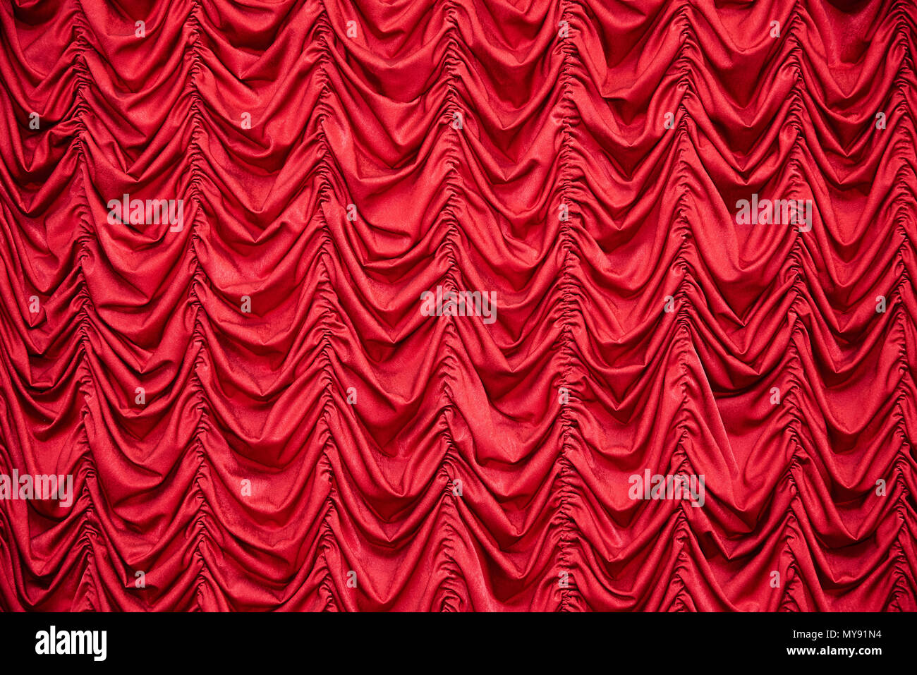 Rot drapierten Vorhängen Stockfoto