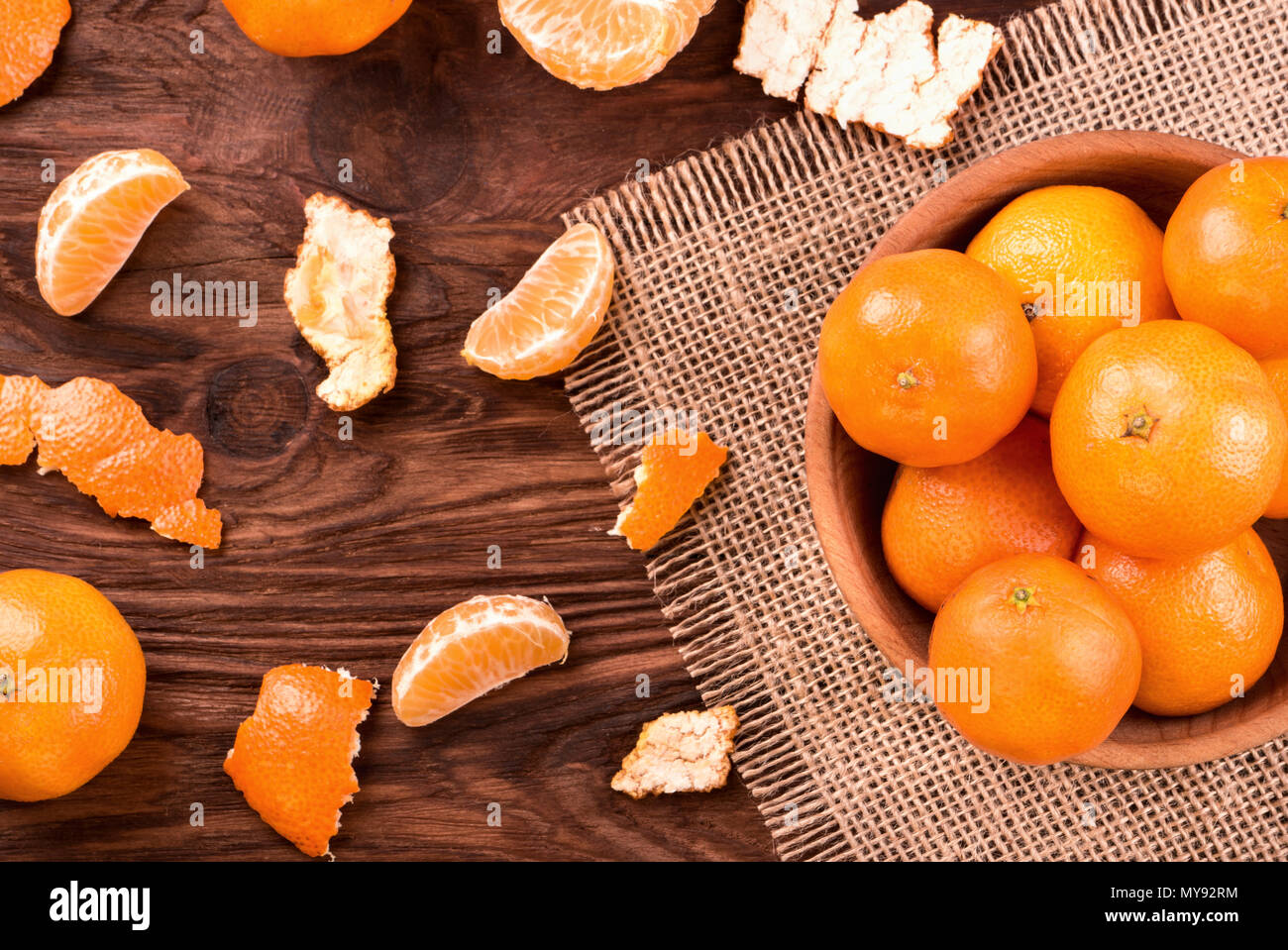 Schüssel Mandarine mit verstreuten Stücke Obst auf den Tisch, Ansicht von oben Stockfoto