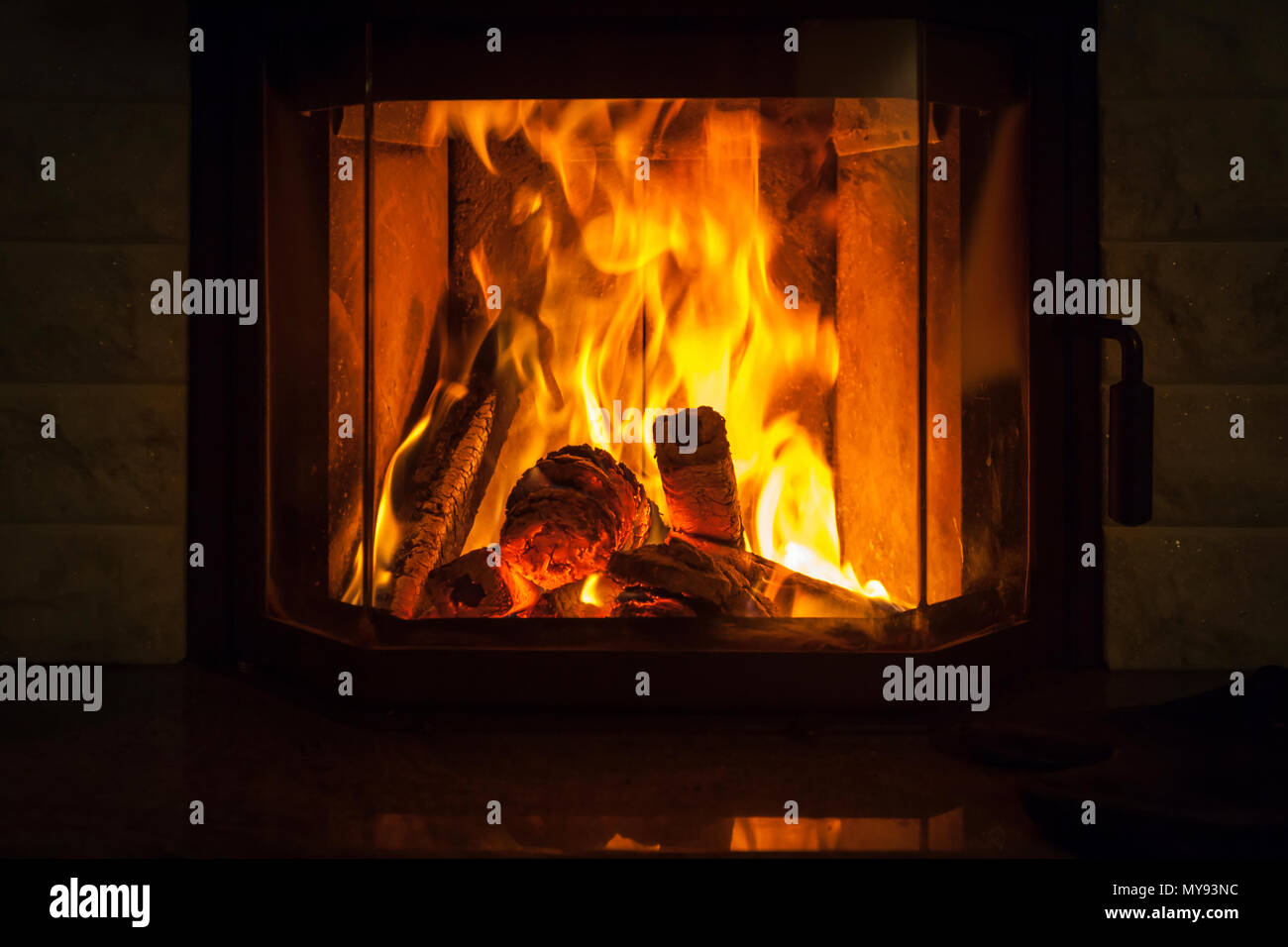 Kamin mit Holz Stockfoto