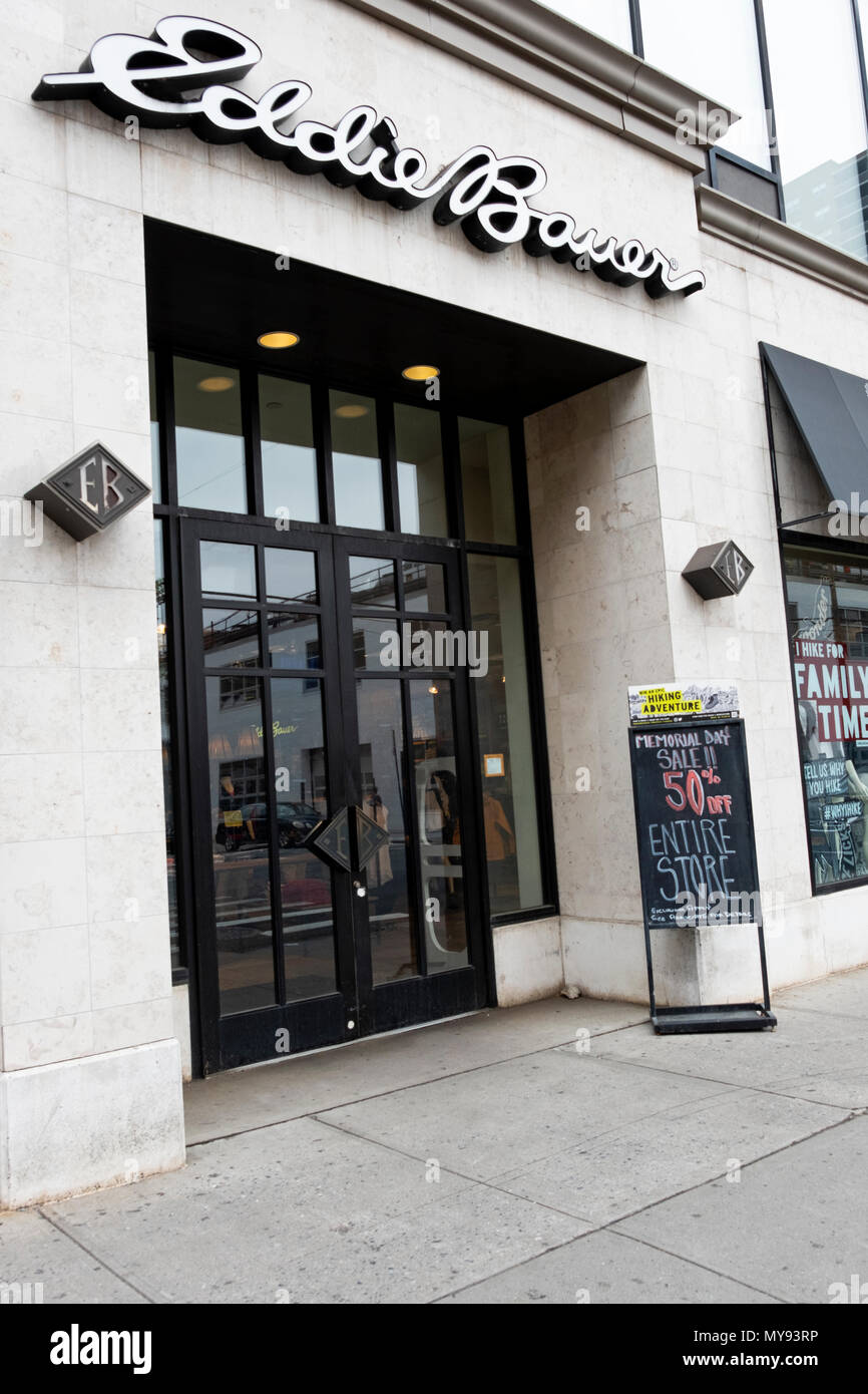 Der Eingang zu den Eddie Bauer Store auf Austin Street in Forest Hills