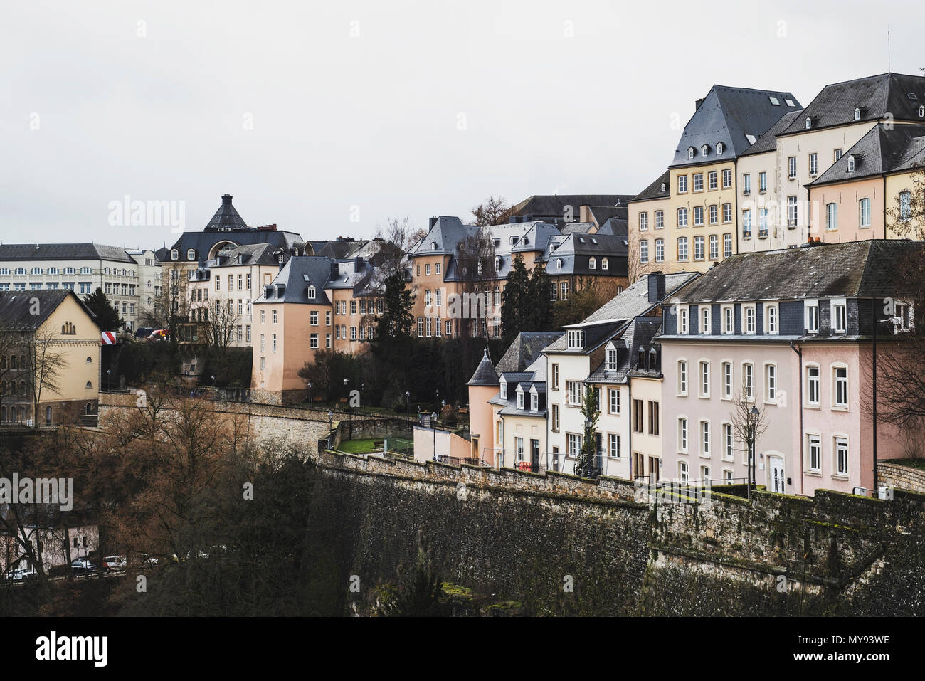 Blick auf die Altstadt der Stadt Luxemburg, in Luxemburg mit ihren typischen Häusern mit schwarzen Schieferdächern Stockfoto