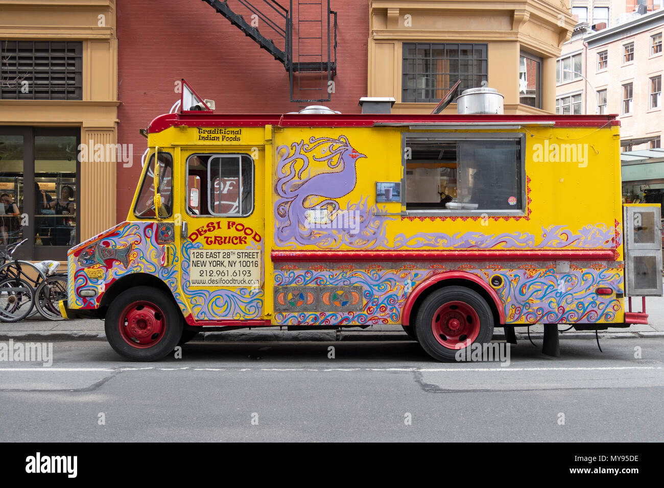 Die DESI ESSEN LKW verkaufen Indian Fast Food auf der East 17th Street in Lower Manhattan, New York City geparkt. Stockfoto