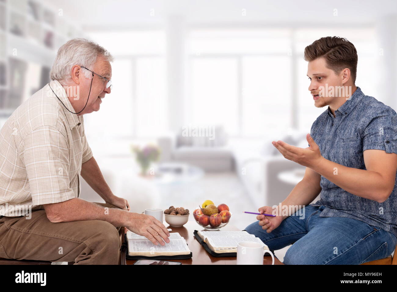 Kirche Knecht Ratgeber, spirituelle Beratung zu einem jungen Mann, die Bibel zu studieren Stockfoto