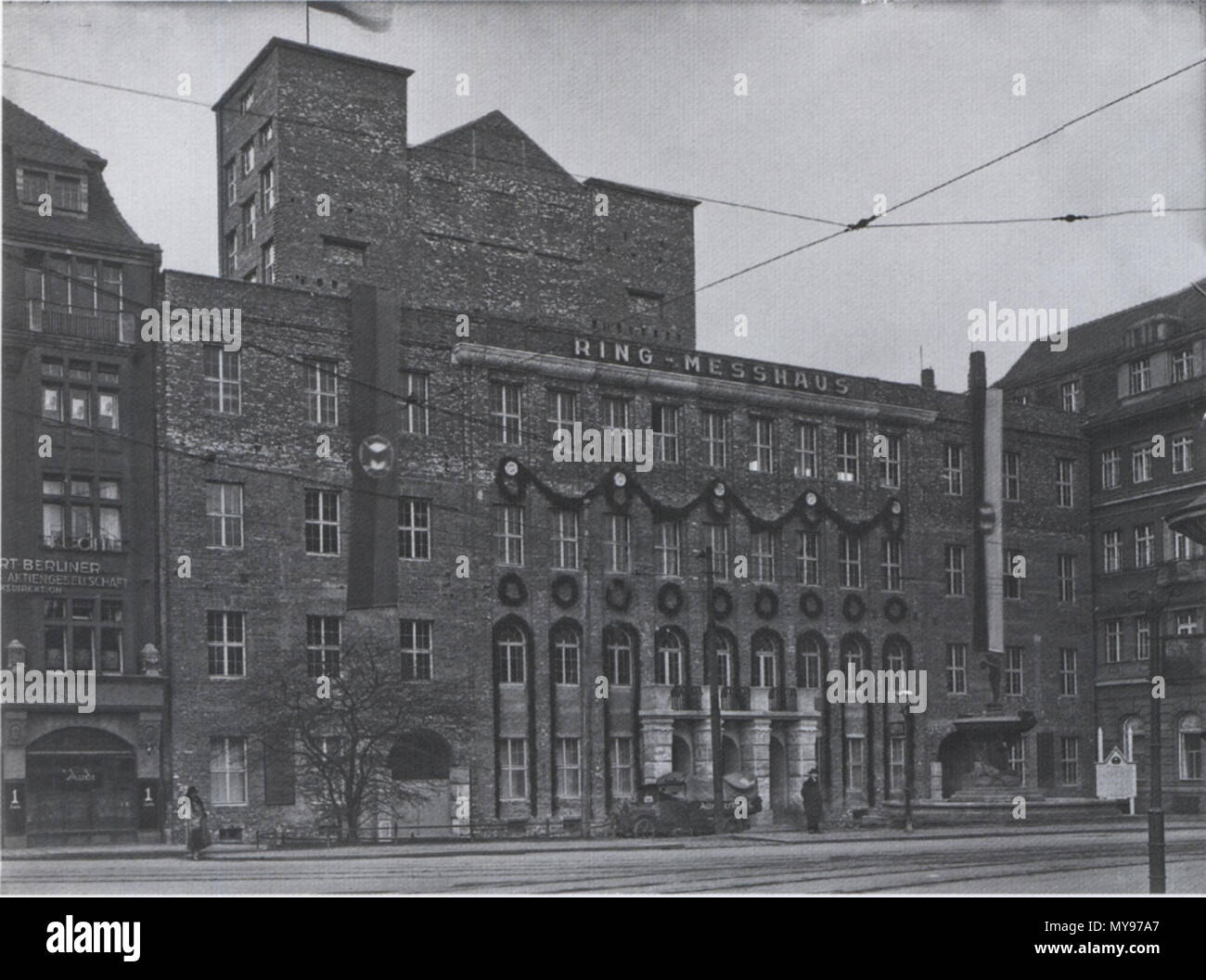 . English: Ring-Messehaus in Leipzig, tröndlinring 9, unverputzt, um 1926. ca. 1926. Atelier Hermann Walter Bernhard Müller (* 1860; † 1930) Karl Walter (* 1877; † 11. Oktober 1940) 26 AHW-Bau Ringmessehaus Leipzig 1927 Stockfoto