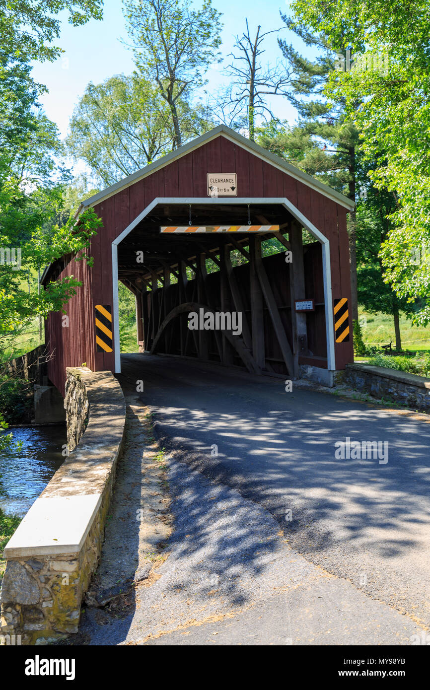 Leola, PA, USA - Juni 5, 2018: Der Zook Mühle Covered Bridge, 1849 erbaut, ist ein iconic Symbol in Lancaster County. Stockfoto