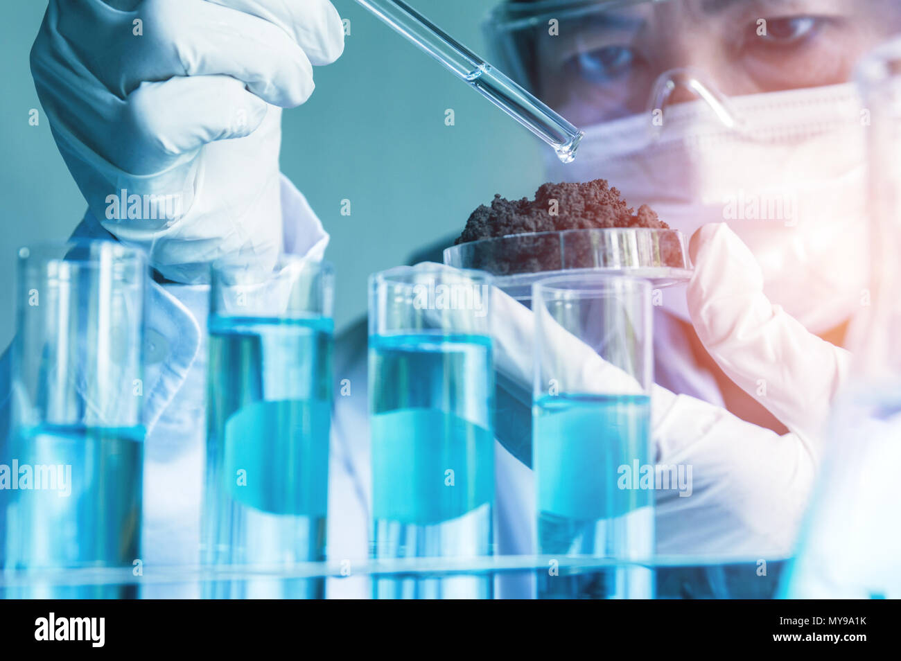 Forscher mit Glas Labor chemischen Röhrchen mit Flüssigkeit für die analytischen, medizinischen, pharmazeutischen und wissenschaftlichen Forschung Konzept. Stockfoto