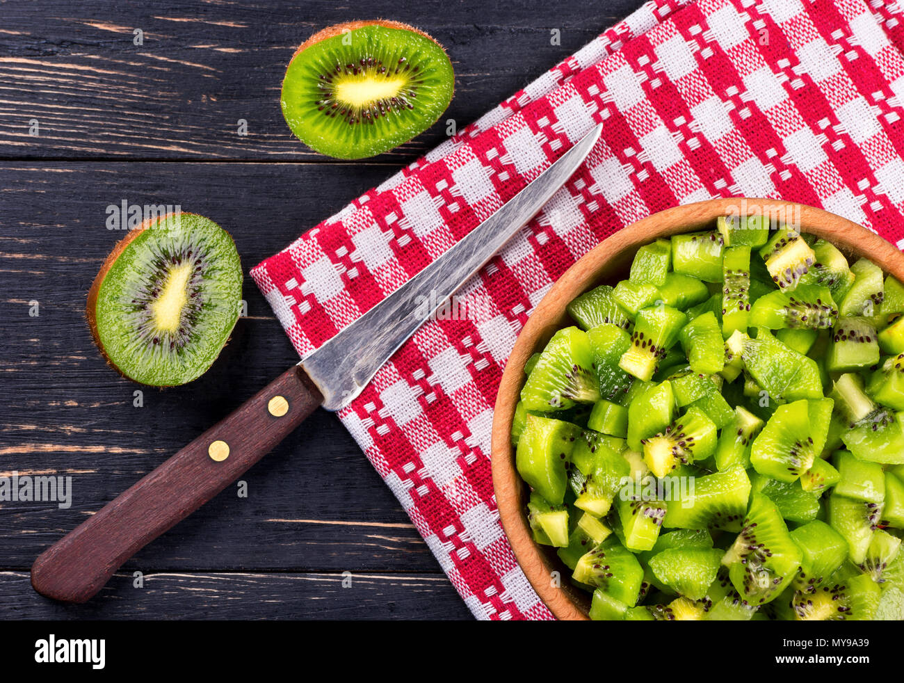 In Scheiben geschnitten Salat Schüssel voll mit frischem Kiwi Frucht auf dem Tisch, Ansicht von oben Stockfoto