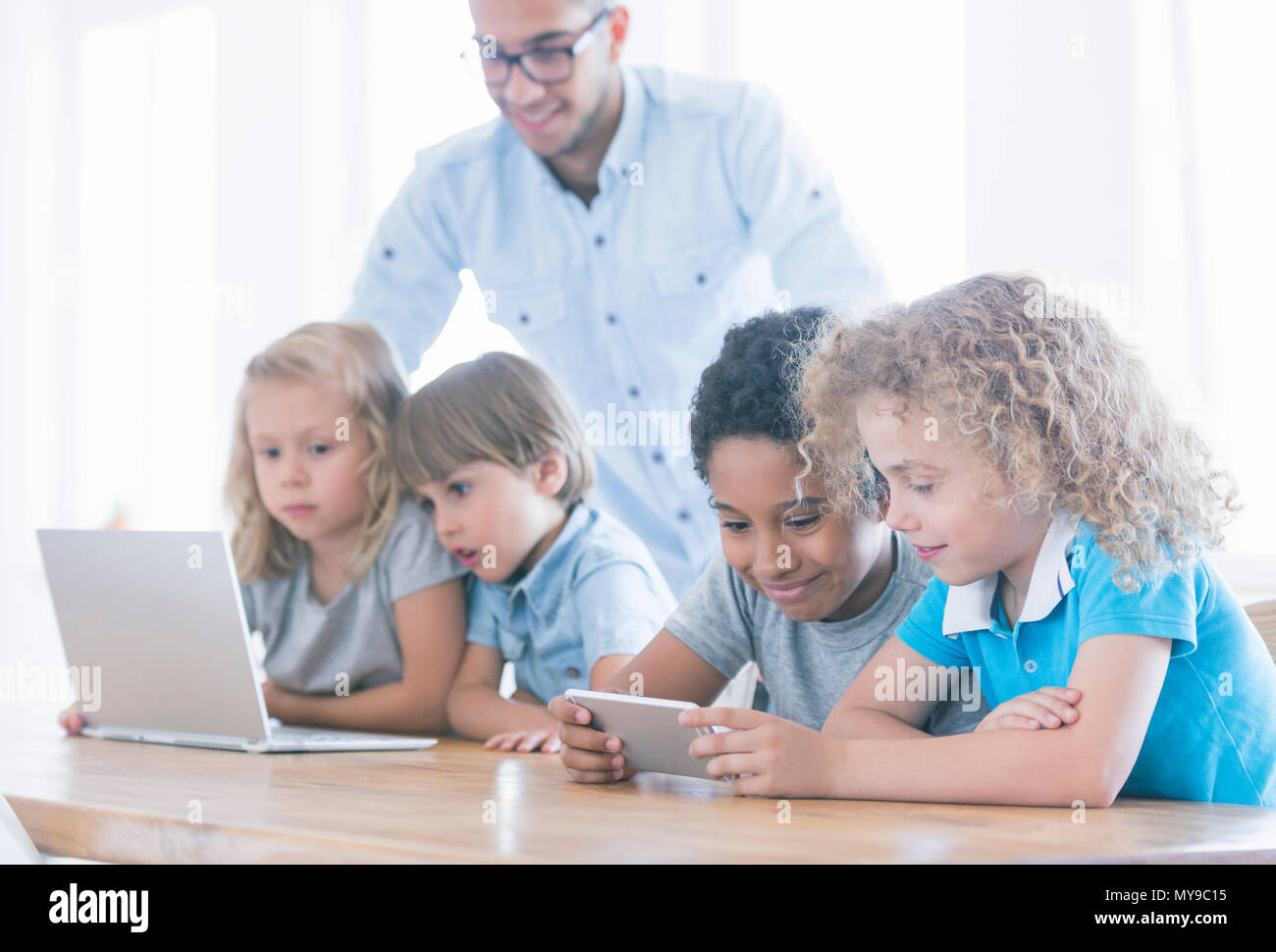 Multikulturelle Gruppe der Schüler, die die Smartphone und Laptop, Codierung klassen Konzept Stockfoto