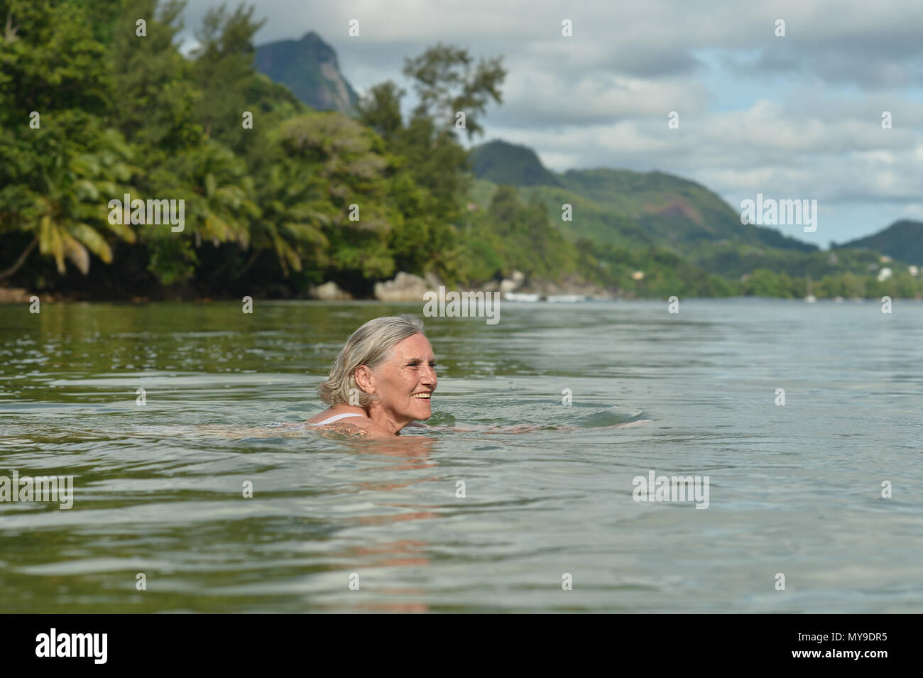 Schöne ältere Frau schwimmen Stockfoto