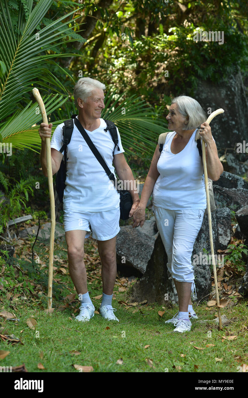 Gerne ältere Paare in tropischen Wald Stockfoto