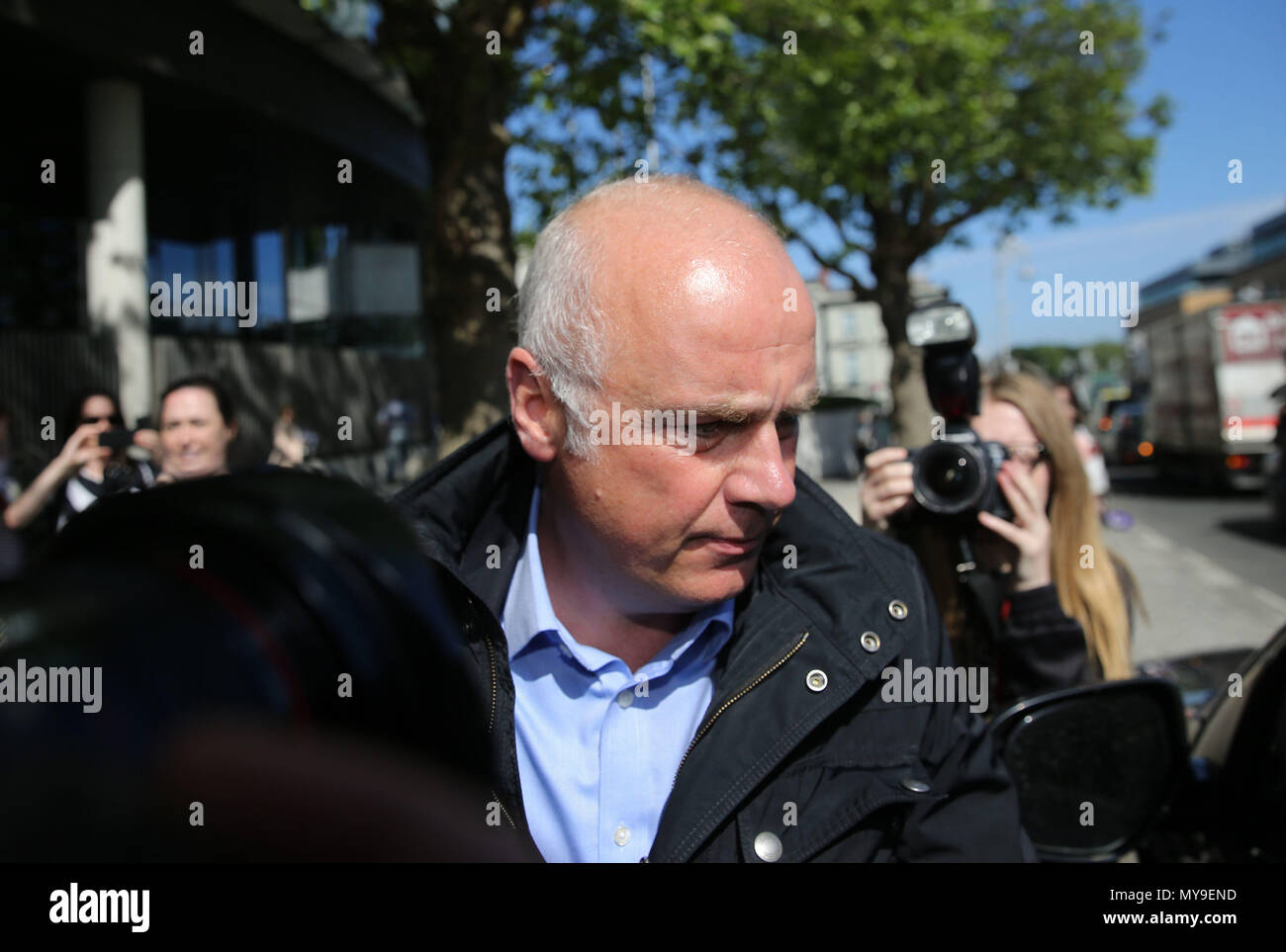 Ehemalige Anglo Irish Bank executive David Drumm außerhalb Dublins zentralen Strafgerichtshof, nachdem er schuldig von zwei Anklage wegen Betrugs nach leugnen arrangieren unehrlich oder betrügerische milliardenschwere Transfers Bücher des ausgefallenen Irischen Darlehensgeber in der Monate aufzuladen, bevor er Büste im Jahr 2008 gefunden wurde. Stockfoto