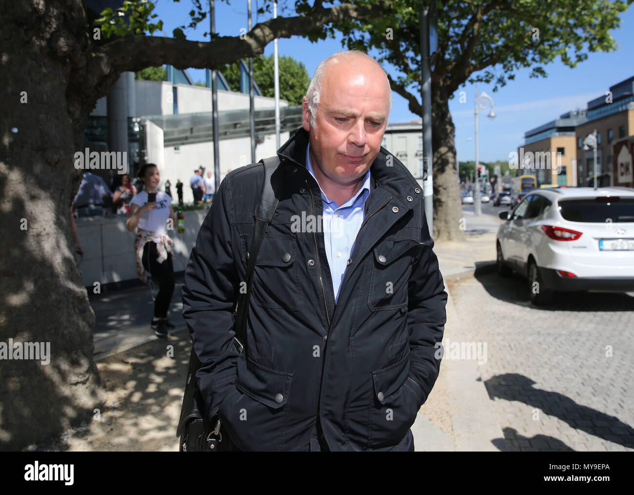 Ehemalige Anglo Irish Bank executive David Drumm außerhalb Dublins zentralen Strafgerichtshof, nachdem er schuldig von zwei Anklage wegen Betrugs nach leugnen arrangieren unehrlich oder betrügerische milliardenschwere Transfers Bücher des ausgefallenen Irischen Darlehensgeber in der Monate aufzuladen, bevor er Büste im Jahr 2008 gefunden wurde. Stockfoto
