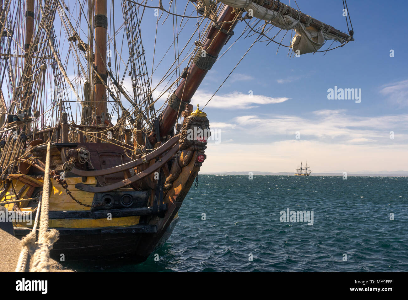 Alte Segelboot ab 1703 am Ufer mit einem anderen Schiff im Hintergrund warten verankert Stockfoto