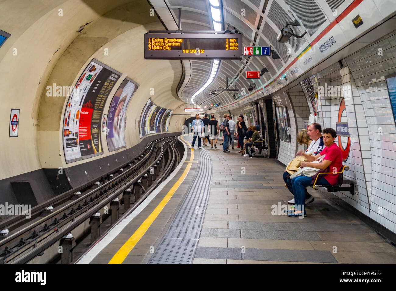 Passagiere warten auf der Plattform in der Notting Hill Gate U-Bahn-Station. Stockfoto