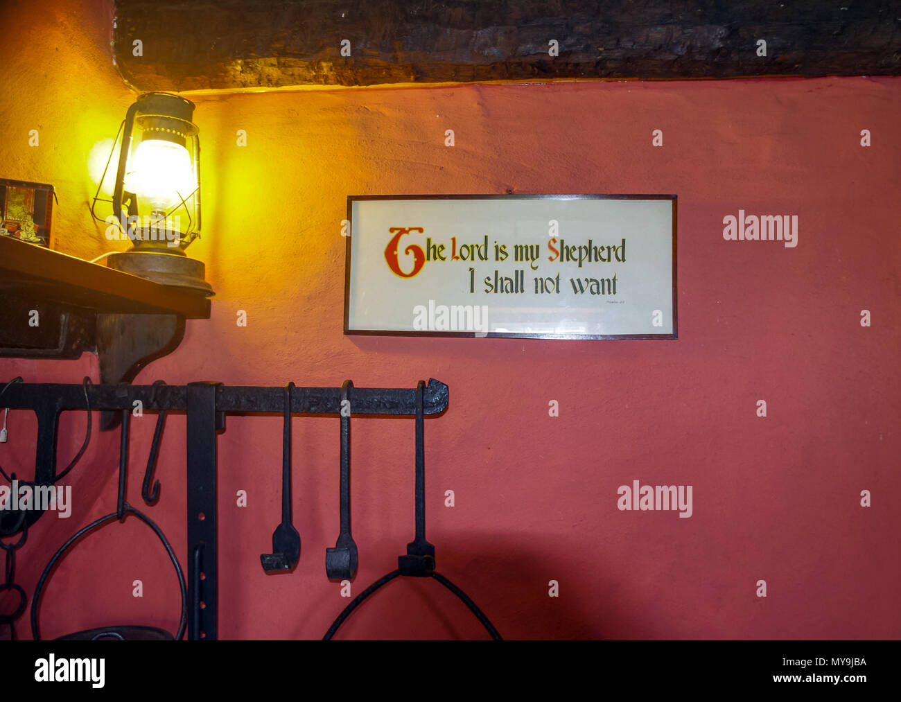 Eine Bibel Text von auf alte Lampe Licht beleuchtet. Stockfoto