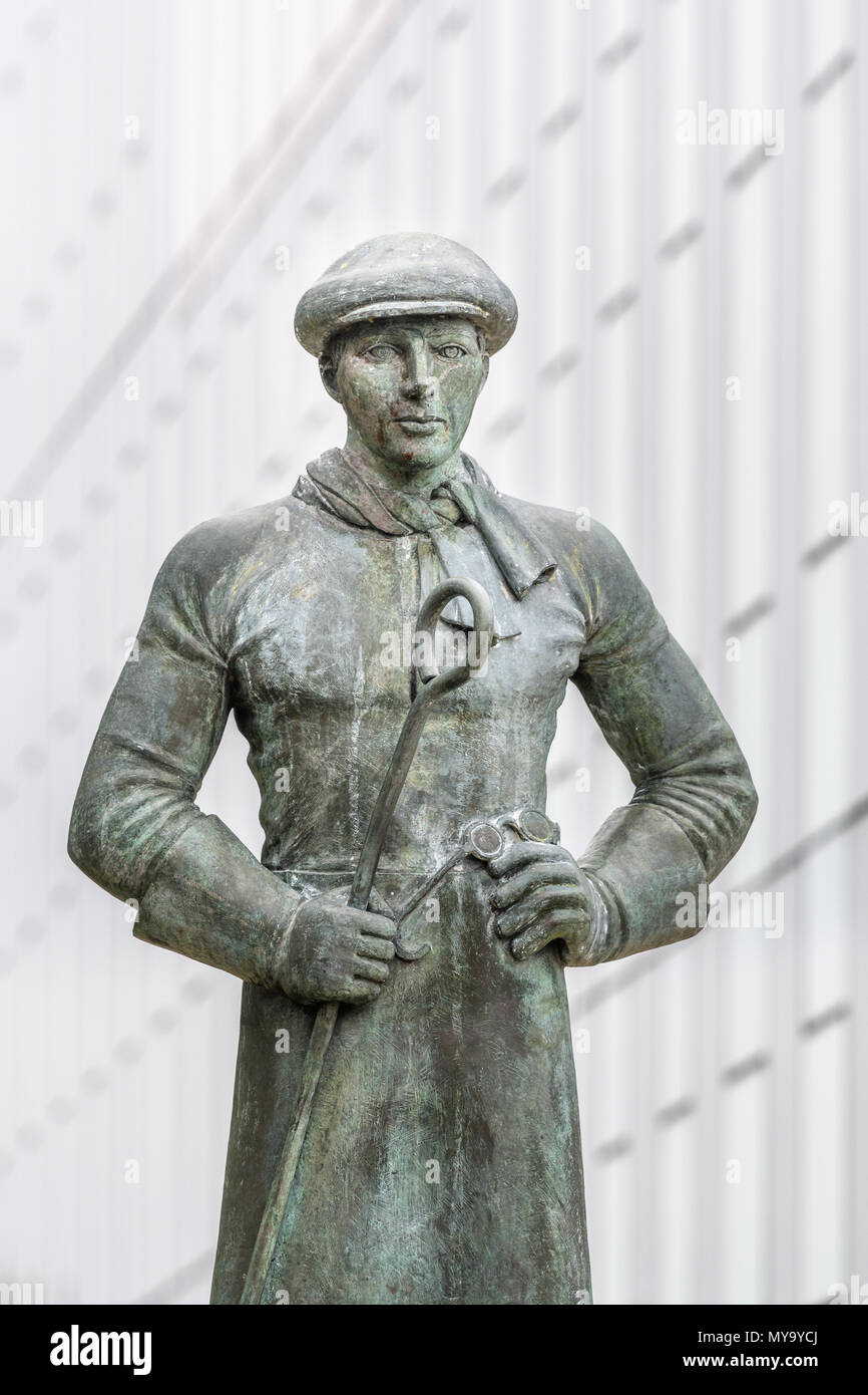 Statue, außerhalb der Cube, Corby, die steelmen, der PLUTO (zweite Welt Cross Channel Pipeline) an der jetzt verstorbenen Stahlwerk zu gedenken. Stockfoto