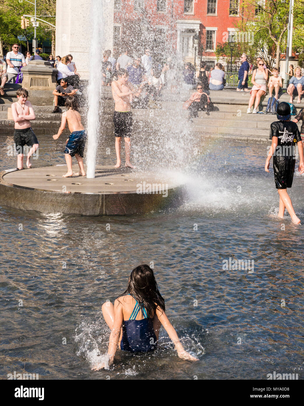 Jungen und Mädchen spielen, und Abkühlung im Brunnen, Washington Square, New York City, USA Stockfoto