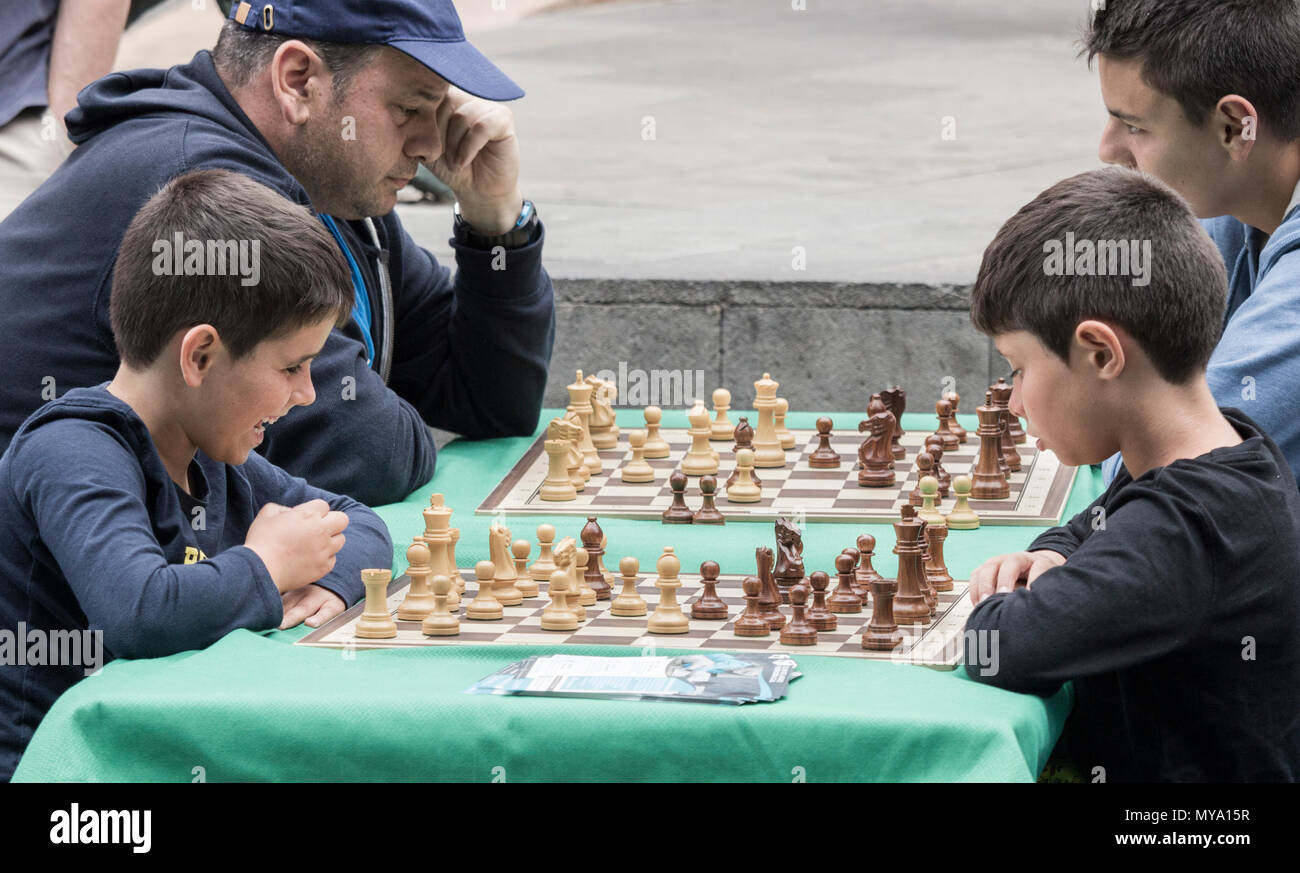 Kinder Schach spielen im Freien in Spanien Stockfoto
