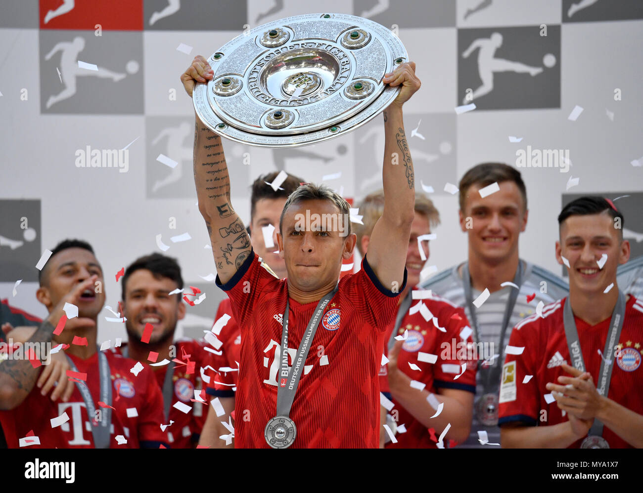 Jubelnde Rafinha FC Bayern München nach Übergabe der Meisterschaft Cup, Trophäe, Allianz Arena, München, Bayern, Deutschland Stockfoto