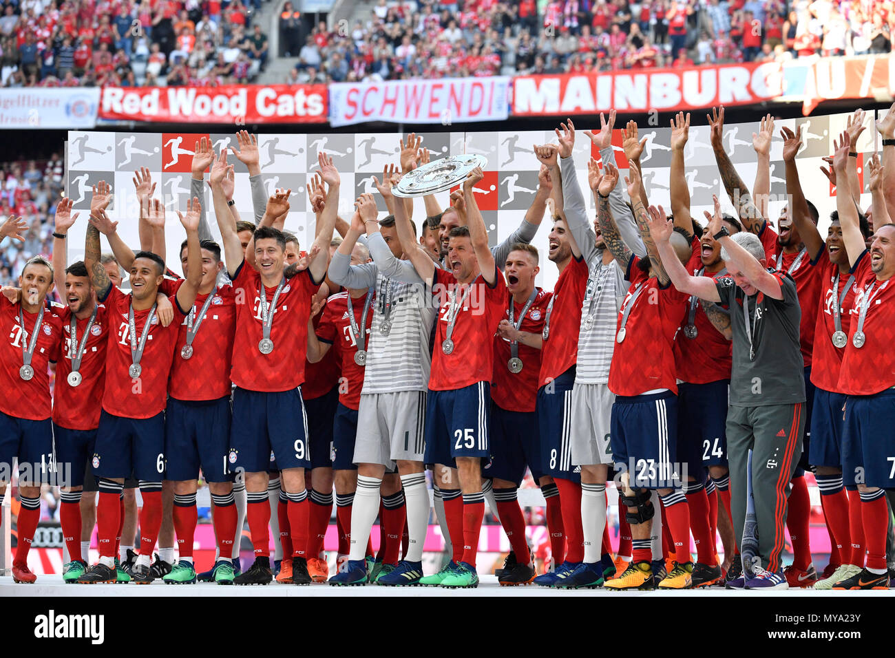 Jubelnder FC Bayern München Team nach Übergabe der Meisterschaft Cup, Trophäe, Allianz Arena, München, Bayern, Deutschland Stockfoto