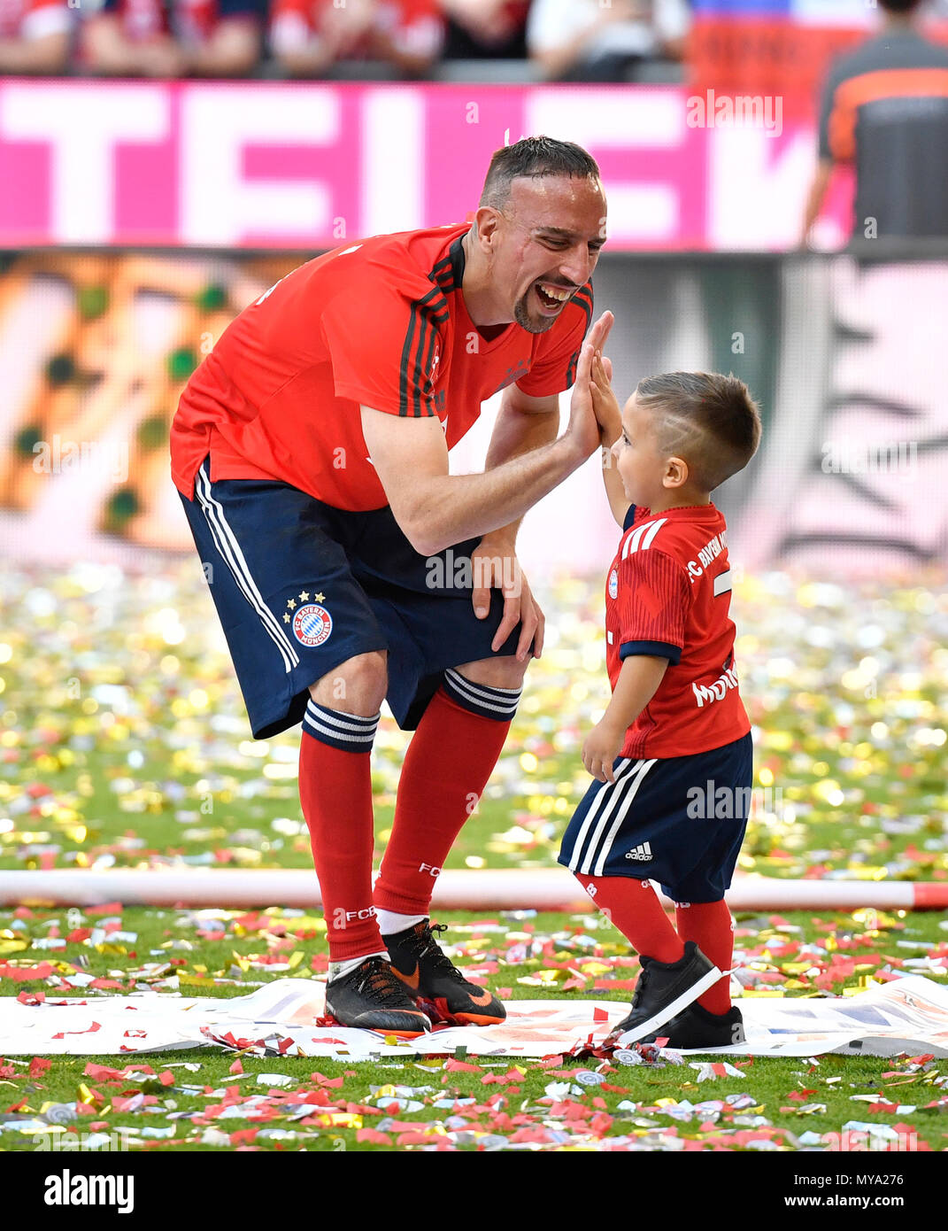 Fußballspieler Franck Ribery FC Bayern München klatscht mit Sohn Salif, Allianz Arena, München, Bayern, Deutschland Stockfoto