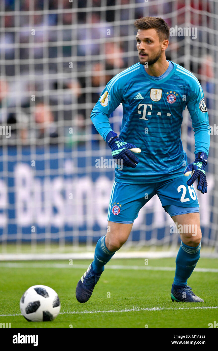 Torwart Sven Ulreich FC Bayern München auf der Kugel, DFB Pokal Finale 2018, Olympiastadion Berlin, Deutschland Stockfoto