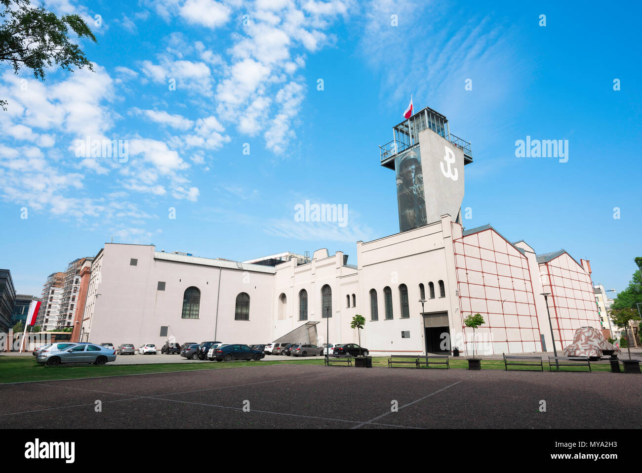 Museum des Warschauer Aufstandes, Blick auf das Museumsgebäude mit den Aussichtsturm mit Völker Home Armee Symbol auf seiner Seite, Warschau, Polen. Stockfoto