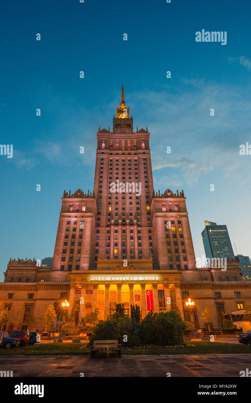 Warschauer Palast Wissenschaft, Blick bei Nacht auf den Palast der Wissenschaft und Kultur aus der kommunistischen Ära im Zentrum des Finanzviertels in Warschau, Polen. Stockfoto