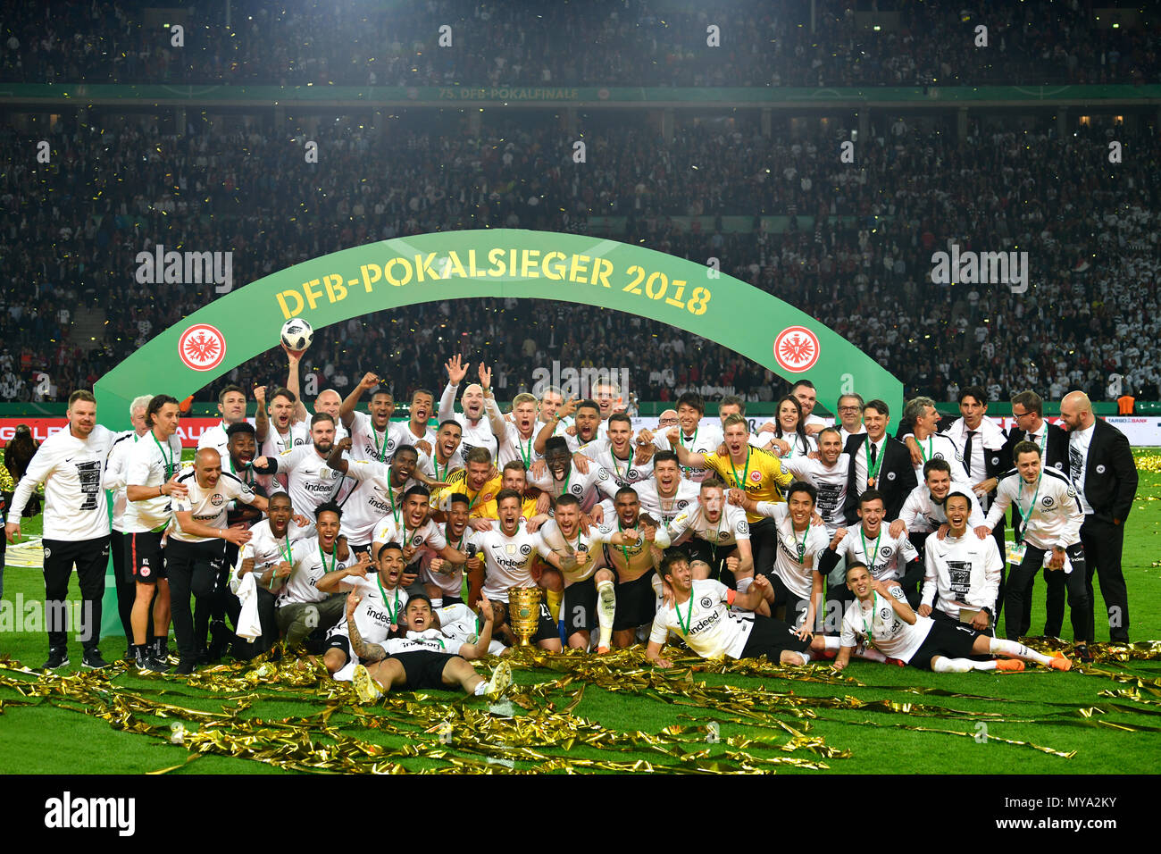 Jubelnde Eintracht Frankfurt nach dem Cup Sieg unter ...