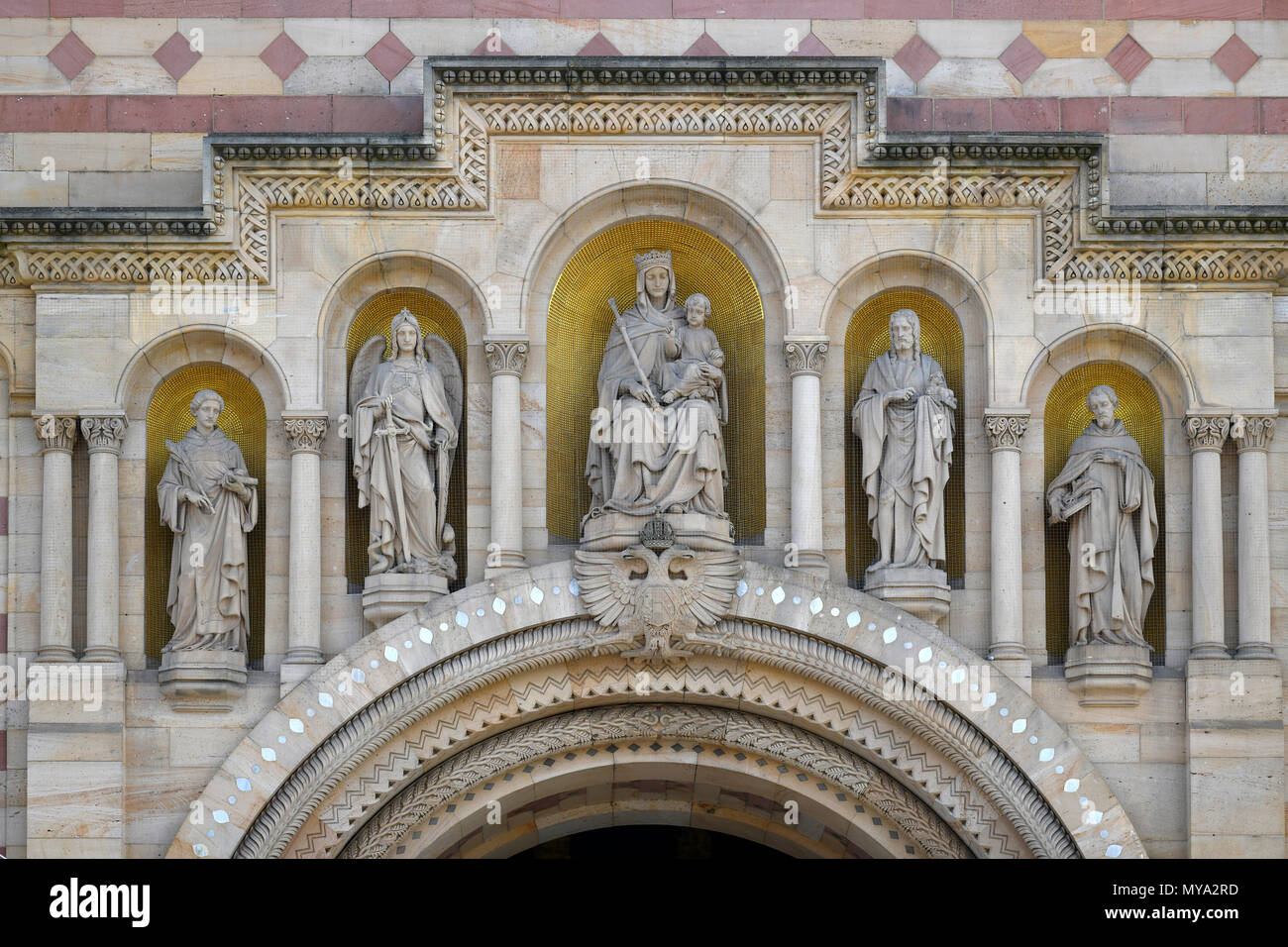 Schutzheiligen der Kathedrale auf der westlichen Fassade, Figuren Erzengel Michael, Johannes der Täufer, Jungfrau Maria, Stephanus Stockfoto