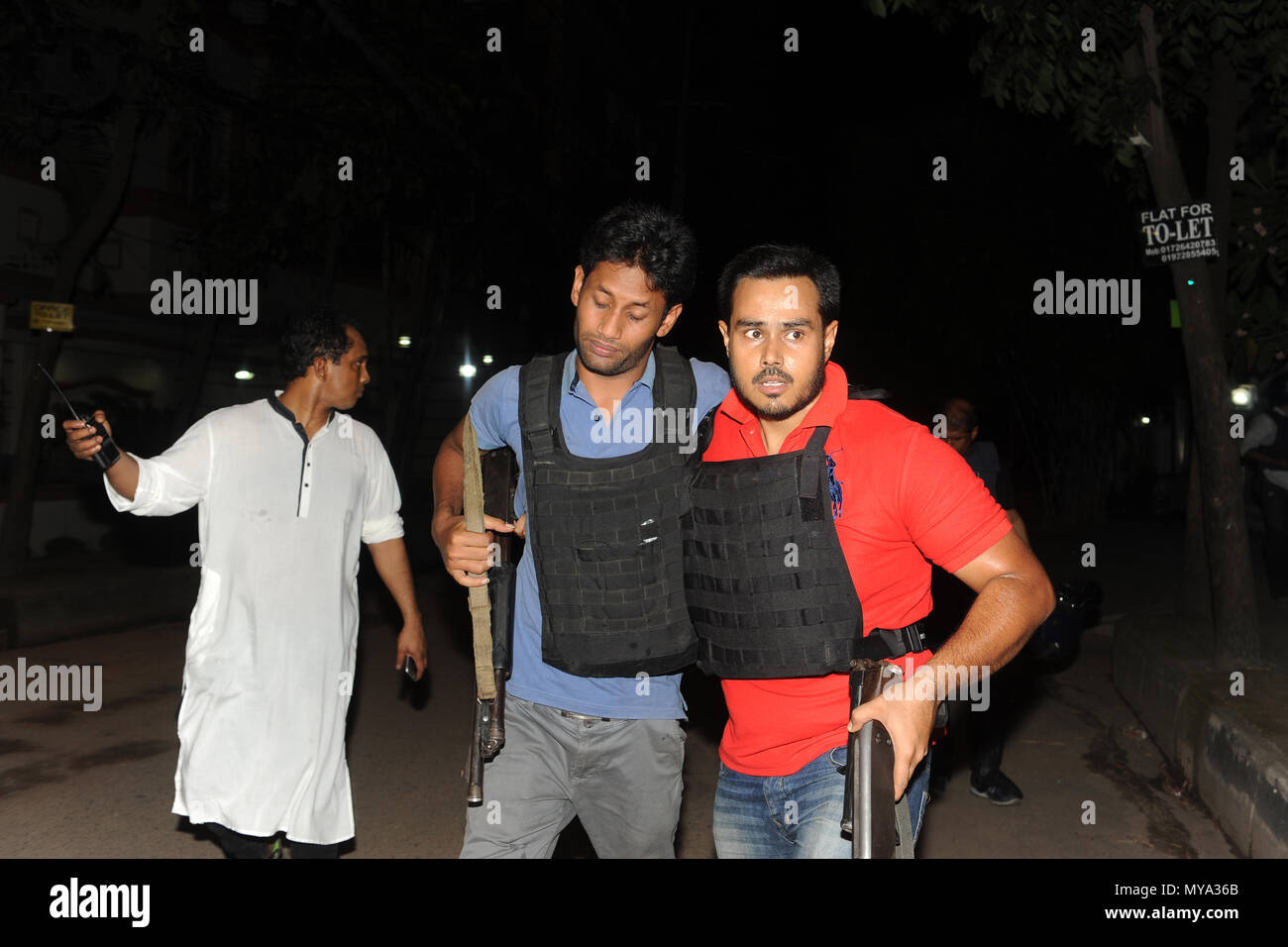 Dhaka, Bangladesch - Juli 01, 2016: Polizei tragen einen verletzten Mann in der Nähe der Holey Handwerker Bäckerei Restaurant bei einem Angriff durch unbekannte Bewaffnete Männer in Dha Stockfoto