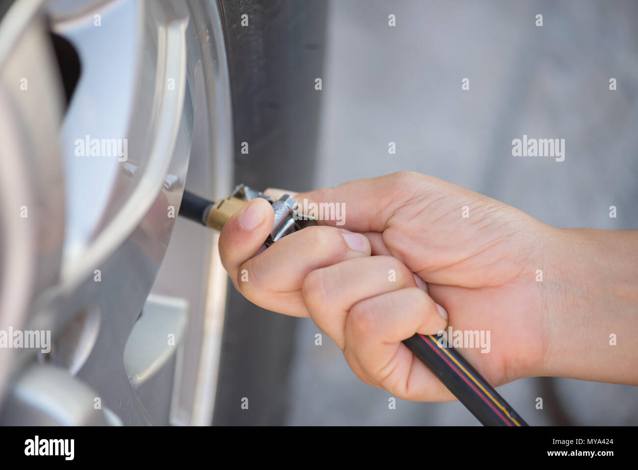 Tankstelle Reifen Aufpumpen In Der Nähe Reifen aufpumpen -Fotos und -Bildmaterial in hoher Auflösung – Alamy