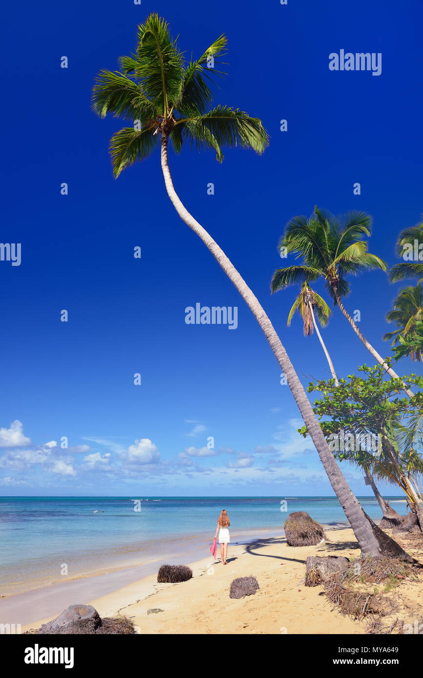Frau an der Playa Bonita Beach auf der Halbinsel Samana in der Dominikanischen Republik in der Nähe der Stadt Las Terrenas Stockfoto