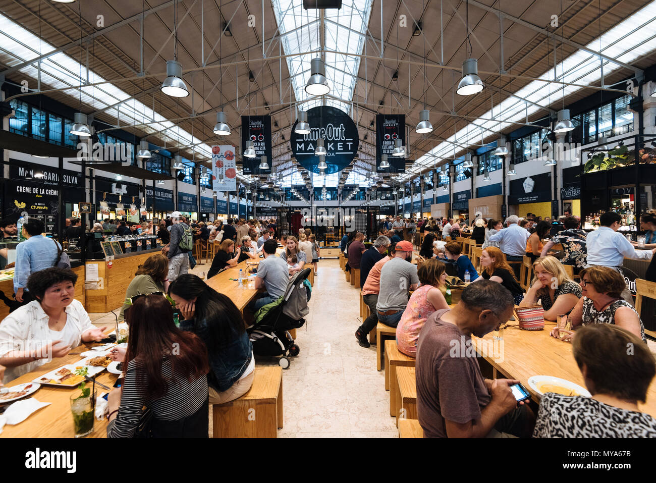 Lissabon, Portugal - 07. Mai 2018: Die geschäftige Food Court des Time Out in der Mercado da riberia, Lissabon. Stockfoto