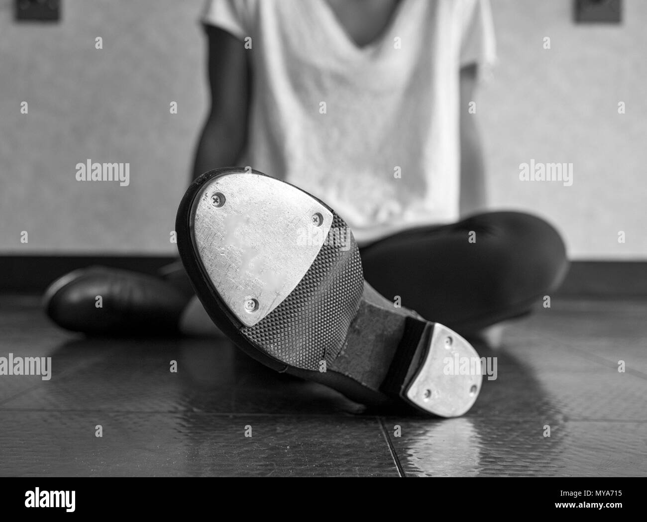 Schwarze und weiße Tänzerin entspannen in der Klasse Tap Stockfoto