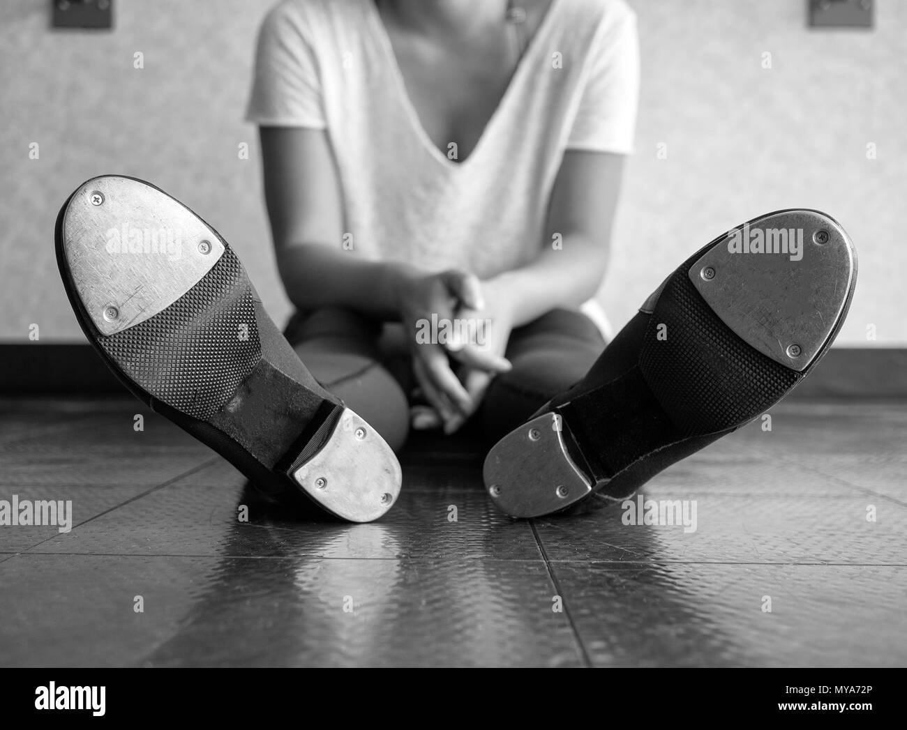 Schwarze und weiße Version von Unten tippen Sie auf Schuhe von einem Tänzer Stockfoto