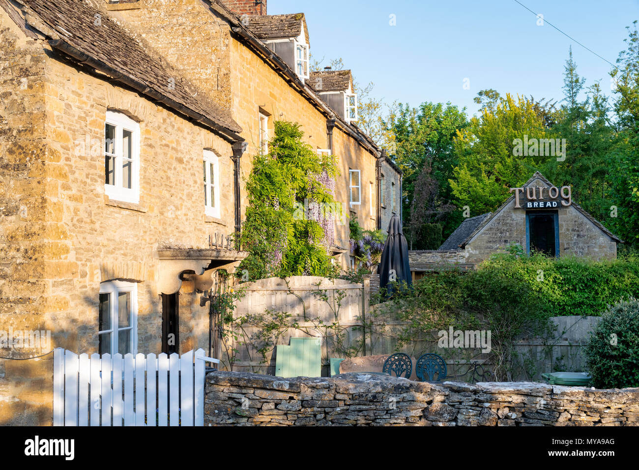 Cotswold Hütten im Dorf Naunton am späten Abend Feder Sonnenlicht. Naunton, Cotswolds, Gloucestershire, England Stockfoto