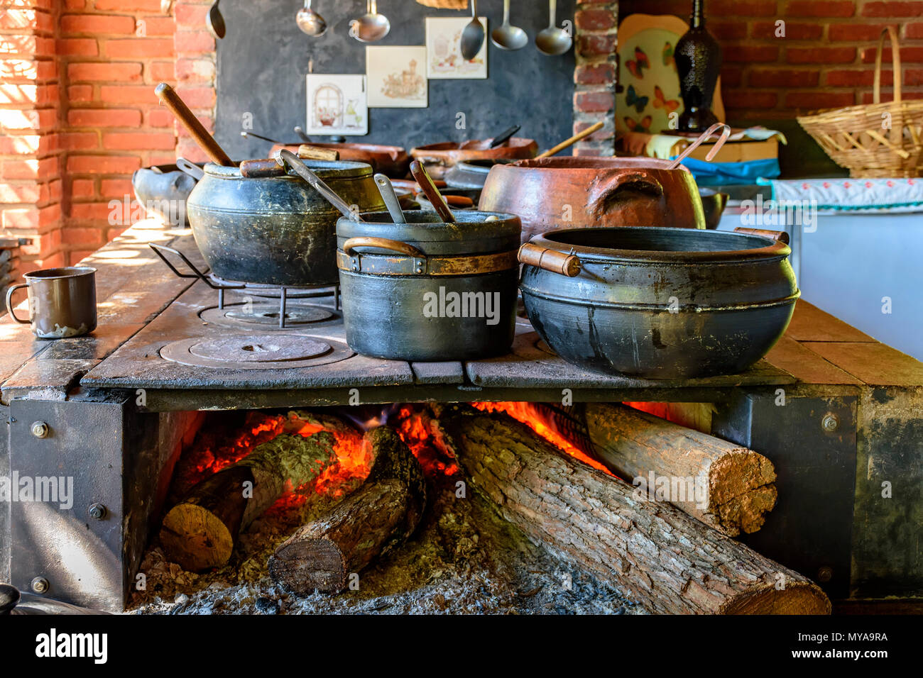 Traditionelle brasilianische Lebensmittel in Tontöpfen und in den alten und beliebten Holzofen vorbereitet wird. Stockfoto