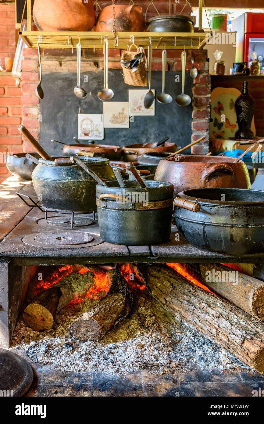 Traditionelle brasilianische Lebensmittel in Tontöpfen und in den alten und beliebten Holzofen vorbereitet wird. Stockfoto