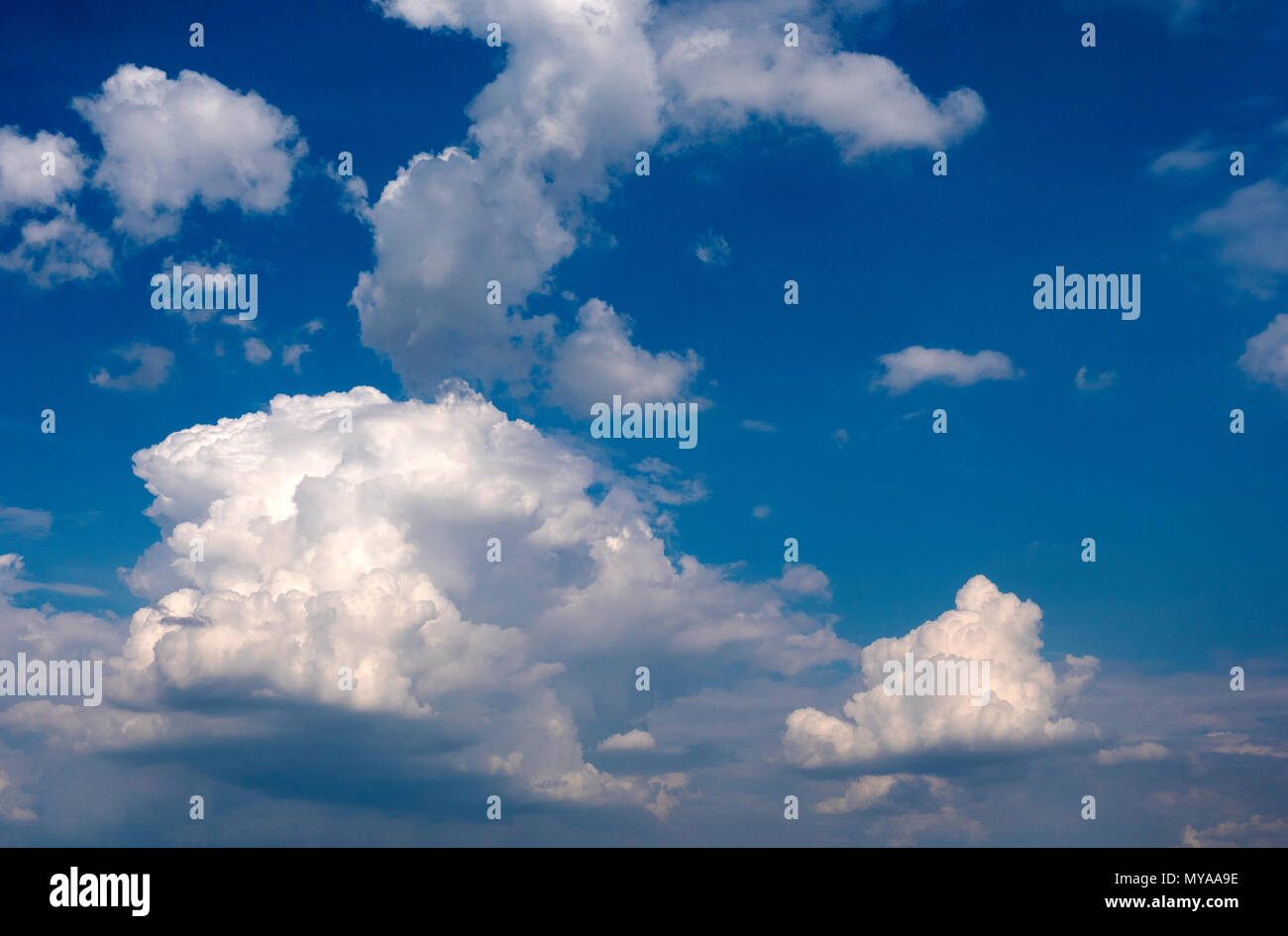 Blauer Himmel mit weißen Wolken Stockfoto