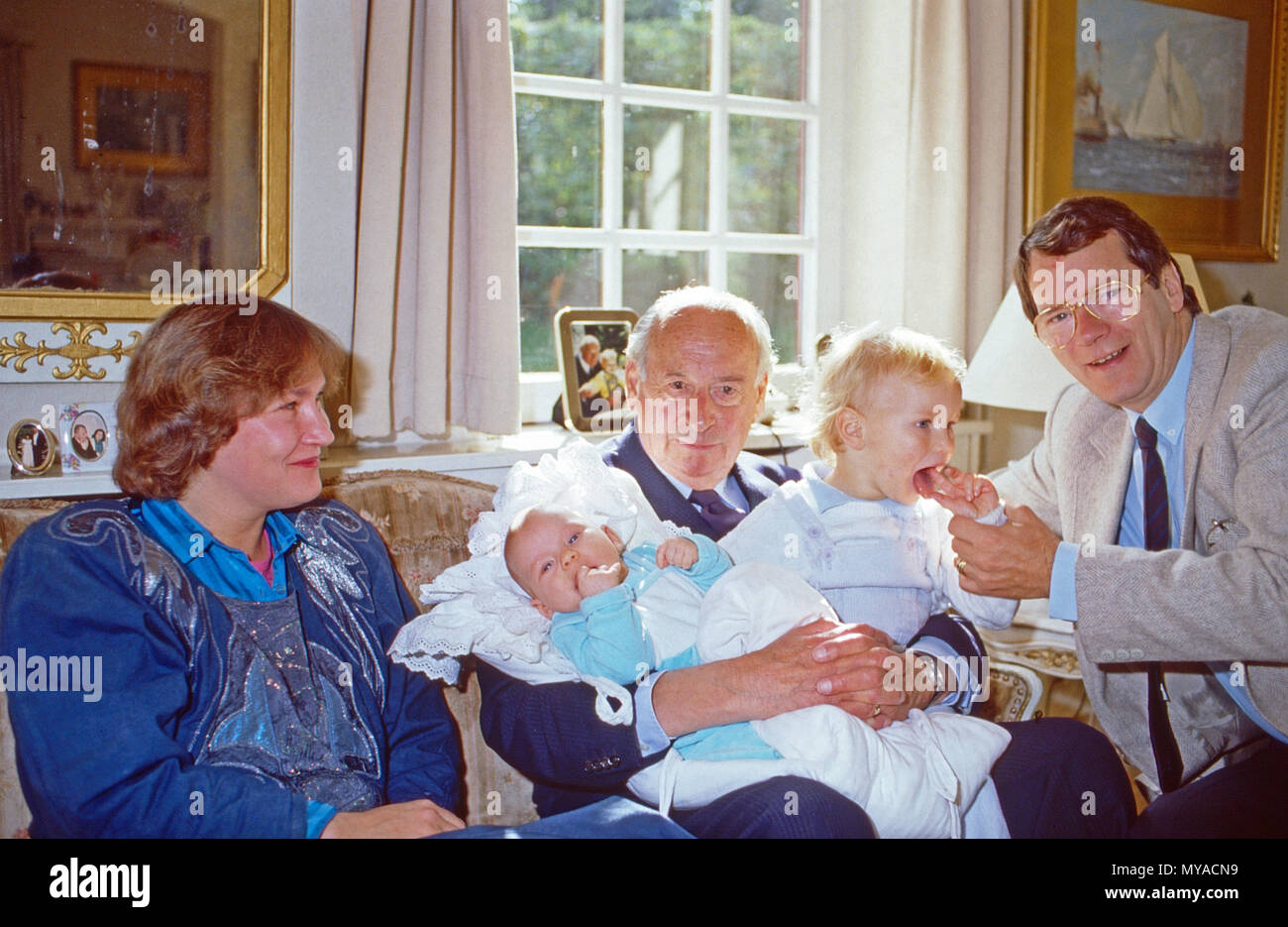 Prinzessin Nina, geb. von Reventlow, daneben herzt Großvater Louis Ferdinand Prinz von Preußen sterben Enkelkinder Prinzessin Irina und stand Bruder Christian Ludwig, rechts Vater Christian Sigismund, Deutschland 1988. Prinzessin Nina, nee von Reventlow, und mein Großvater Louis Ferdinand Prinz von Preußen streichelte seinen Enkelkindern Prinzessin Irina und Christian Ludwig, rechts sein Vater Christian Sigismund, Deutschland 1988. Stockfoto