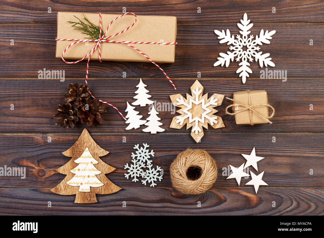 Weihnachten Komposition. Geschenk, Weihnachtsdekoration, Schneeflocke, Tannenzapfen Flach Top View Stockfoto