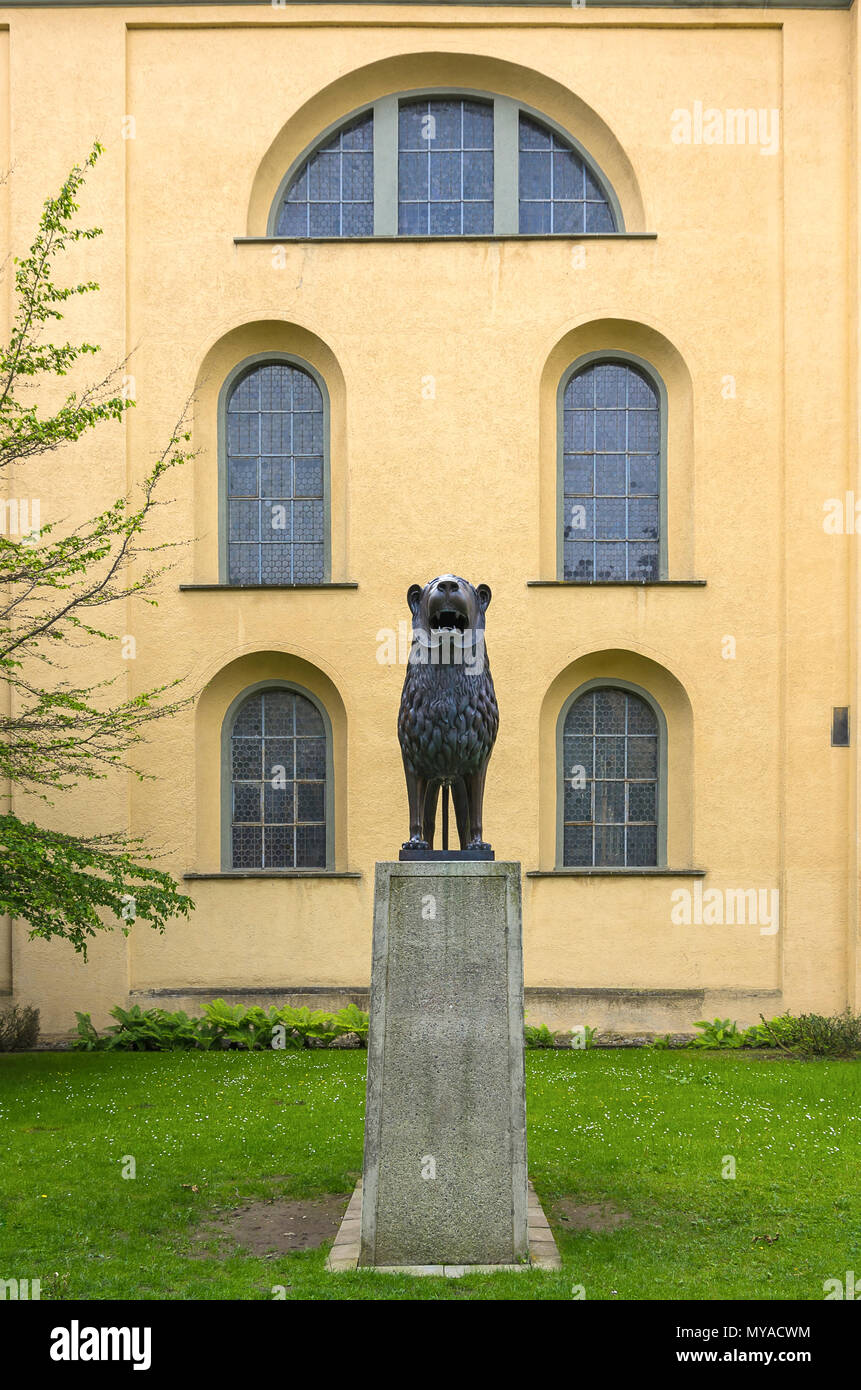 Statue eines Löwen (Kopie der Braunschweiger Löwe) im Innenhof der Basilika St. Martin, Weingarten, Baden-Württemberg, Deutschland. Stockfoto