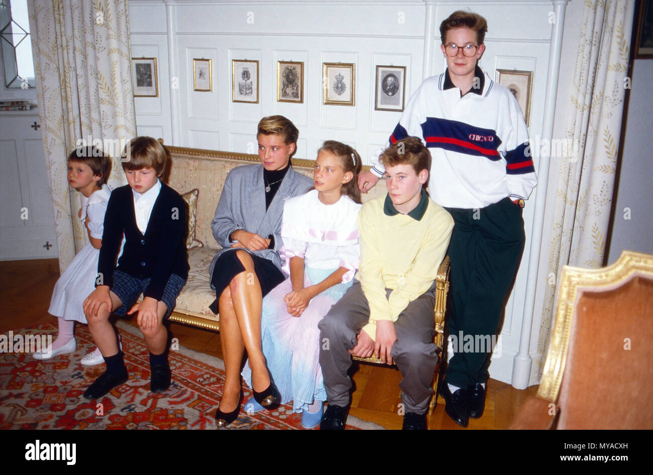 Des Kaisers Nachfahren: (v. l.), Viktoria Luise, Friedrich Wilhelm, Nataly, Kira Marina, Sebastian Lithander und Patrick Lithander von Preußen in die Burg Hohenzollern in Hechingen, Deutschland 1987. Nachkommen des letzten deutschen Kaisers auf Burg Hohenzollern in Hechingen, Deutschland 1987. Stockfoto
