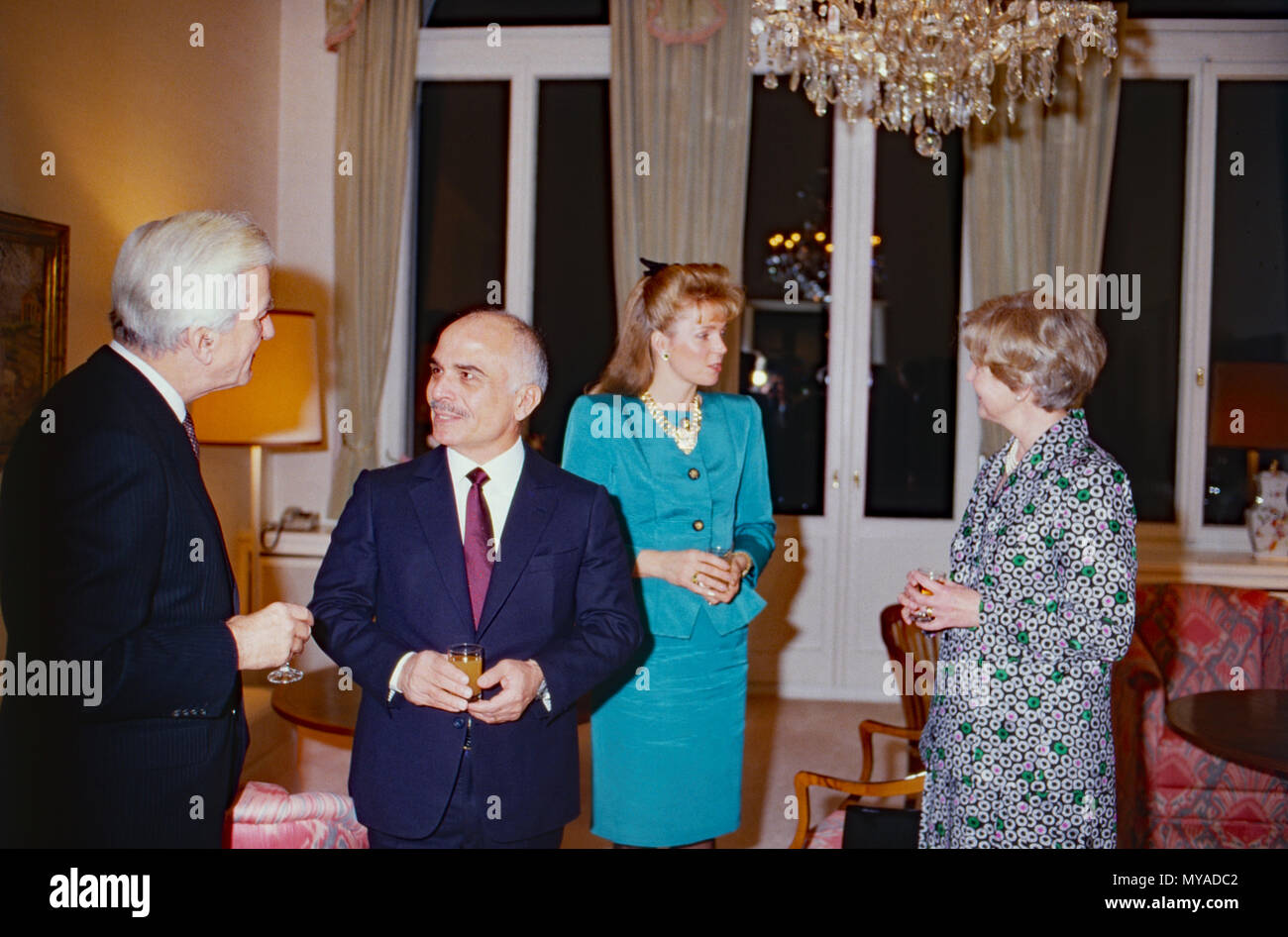 Bundespräsidenten Richard von Weizsäcker (links) und Gattin Marianne (rechts) empfangen König Hussein von Jordanien und Königin Noor in Bonn, Deutschland, 1988. Bundespraesident Richard von Weizsaecker (links) und seine Frau Marianne Willkommen König Hussein von Jordanien und seine Frau, Königin Noor in Bonn, Deutschland 1988. Stockfoto
