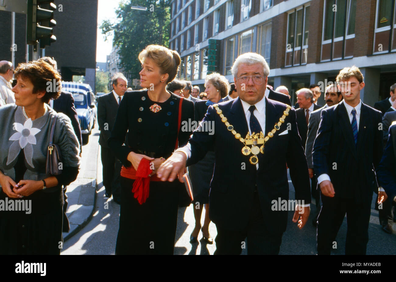 Königin Noor von Jordanien spaziert mit Oberbürgermeister Norbert Burger durch Köln, Deutschland 1988. Königin Noor von Jordanien dauert ein Spaziergang mit der Kölner Oberbürgermeister Norbert Burger, Deutschland 1988. Stockfoto