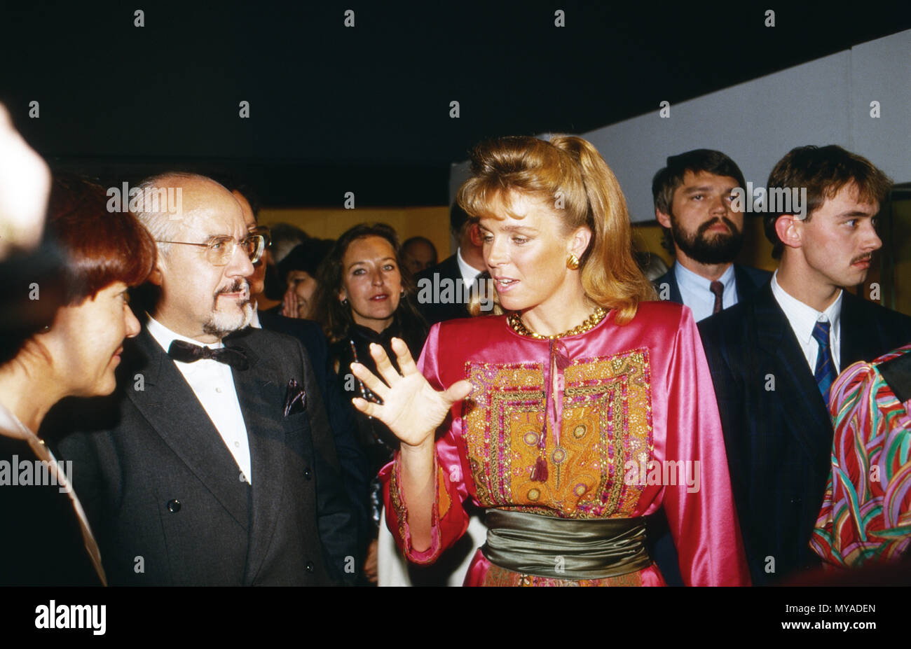 Königin Noor von Jordanien besucht mit Hans Johnny Klein eine Ausstellung in Köln, Deutschland 1988. Königin Noor von Jordanien Besuch einer Ausstellung in Köln mit Hans Johnny Klein, Deutschland 1988. Stockfoto