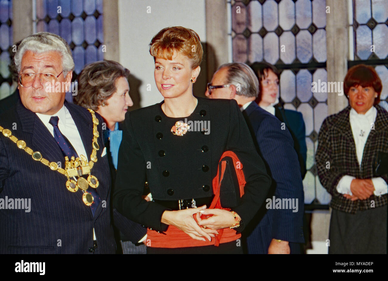 Königin Noor von Jordanien mit Oberbürgermeister Norbert Burger bei einem Empfang im Historischen Rathaus Köln, Deutschland 1988. Königin Noor von Jordanien erhält einen warm im Kölner Rathaus durch Oberbürgermeister Norbert Burger, Deutschland 1988 willkommen. Stockfoto